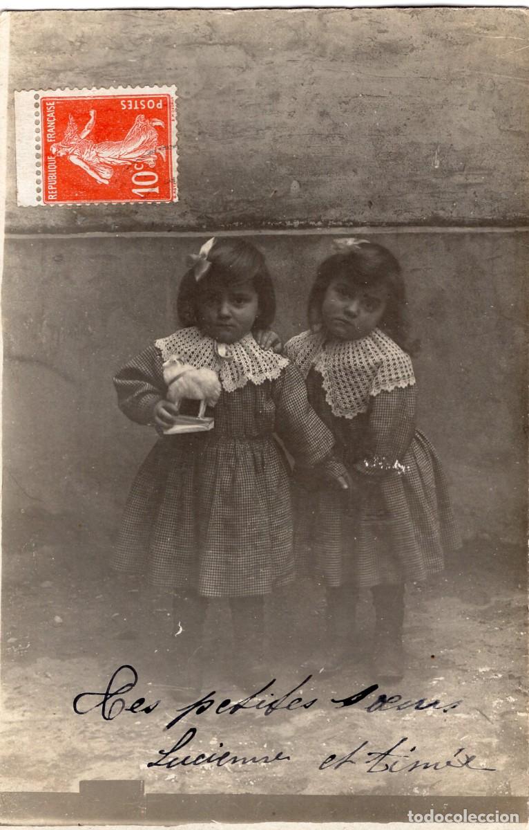 Fotograf&iacute;a antigua: CPA Foto dos ni&ntilde;as elegantes en el patio de su casa