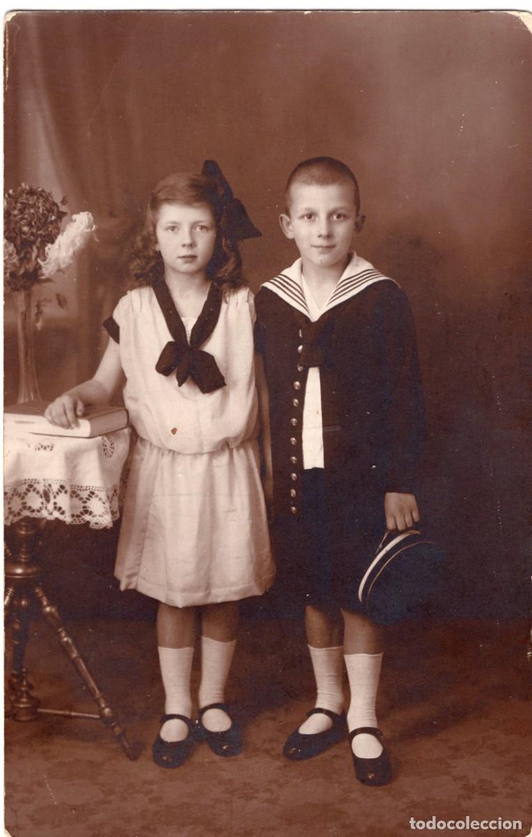Fotograf&iacute;a antigua: CPA Foto chica joven elegante con un ni&ntilde;o en estudio fotogr&aacute;fico
