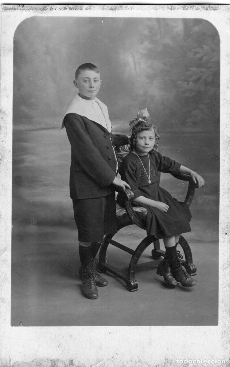Fotograf&iacute;a antigua: CPA Foto chica joven elegante con un ni&ntilde;o en estudio fotogr&aacute;fico