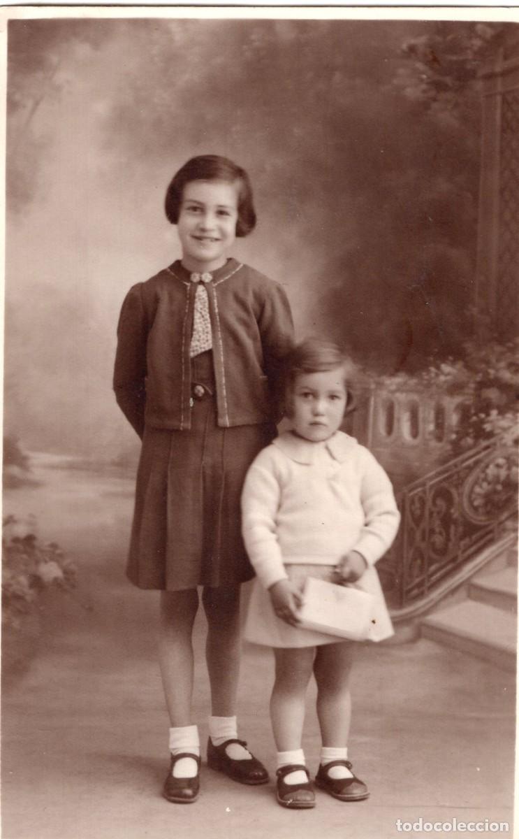 Fotograf&iacute;a antigua: CPA Foto chica joven elegante con una ni&ntilde;a en estudio fotogr&aacute;fico
