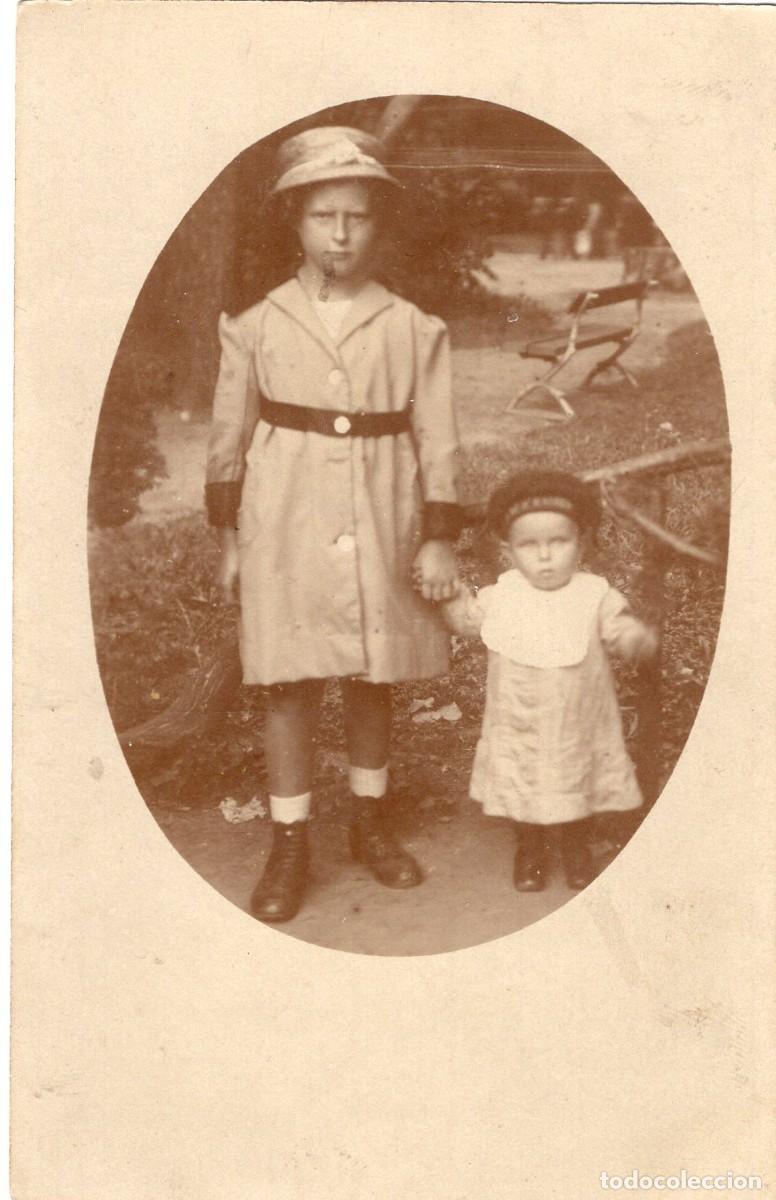 Fotograf&iacute;a antigua: CPA Foto chica joven elegante con una ni&ntilde;a en su jard&iacute;n hacia 1920