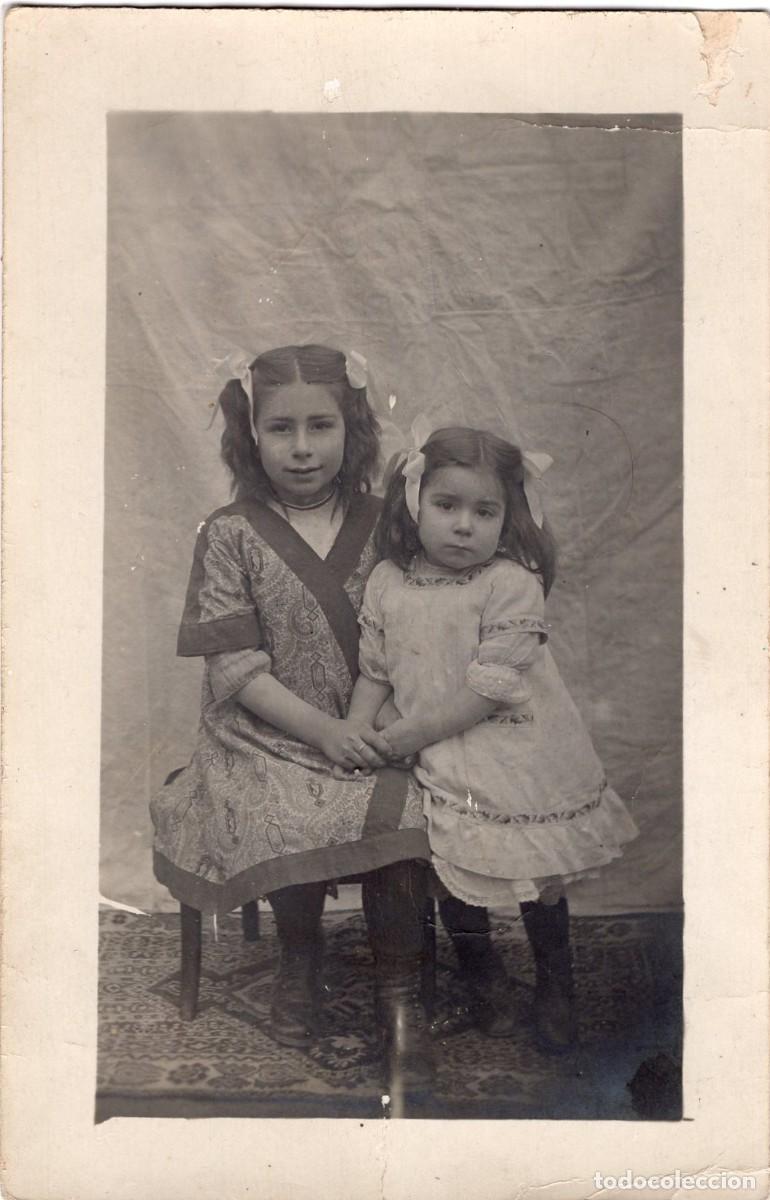 Fotograf&iacute;a antigua: CPA Foto chica joven elegante con una ni&ntilde;a en estudio fotogr&aacute;fico