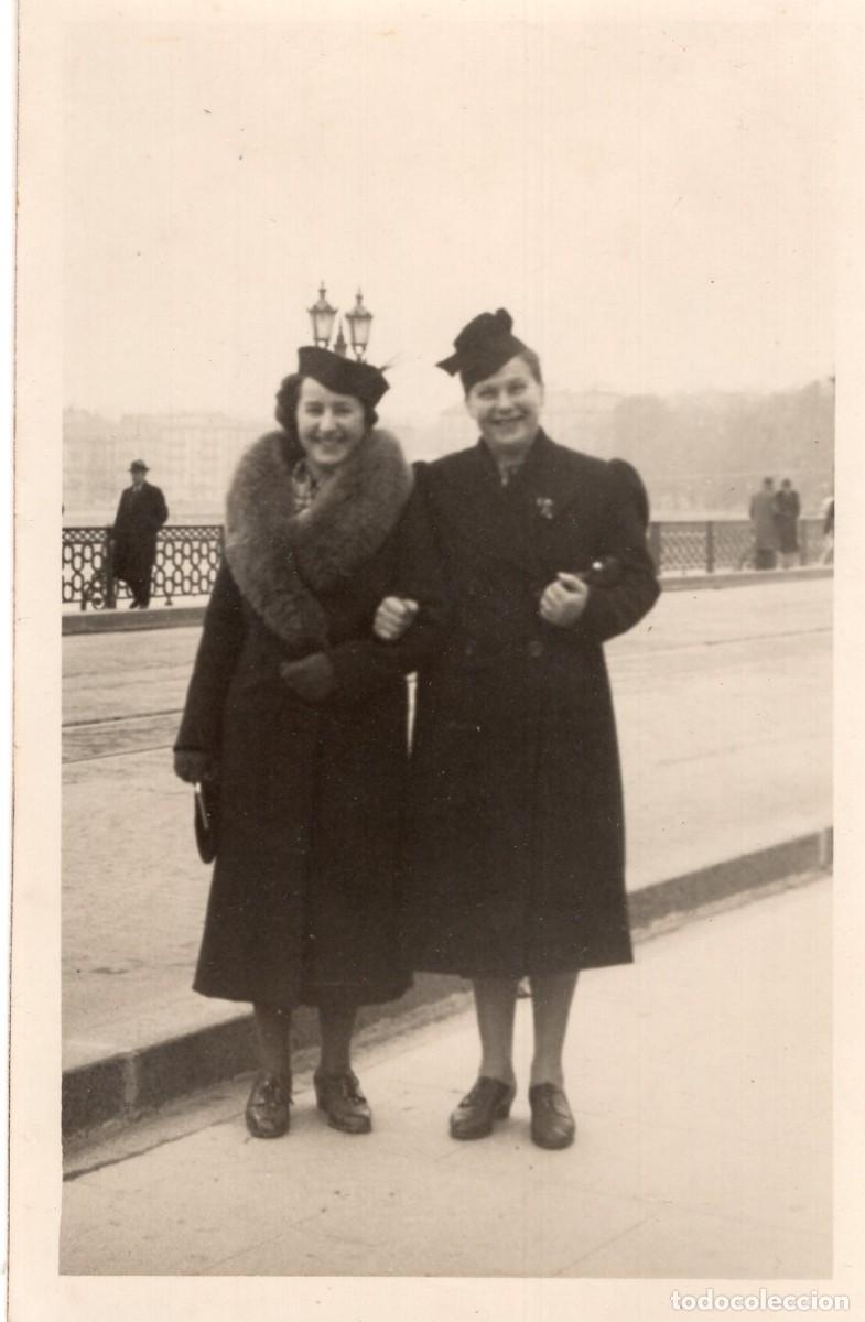 Fotograf&iacute;a antigua: CPA Foto damas elegantes en un puente en Ginebra en 1940
