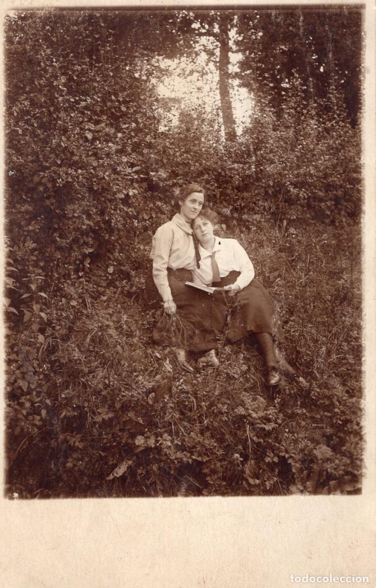Fotograf&iacute;a antigua: CPA Foto dos mujeres elegantes sentadas en la hierba en el campo en Polonia