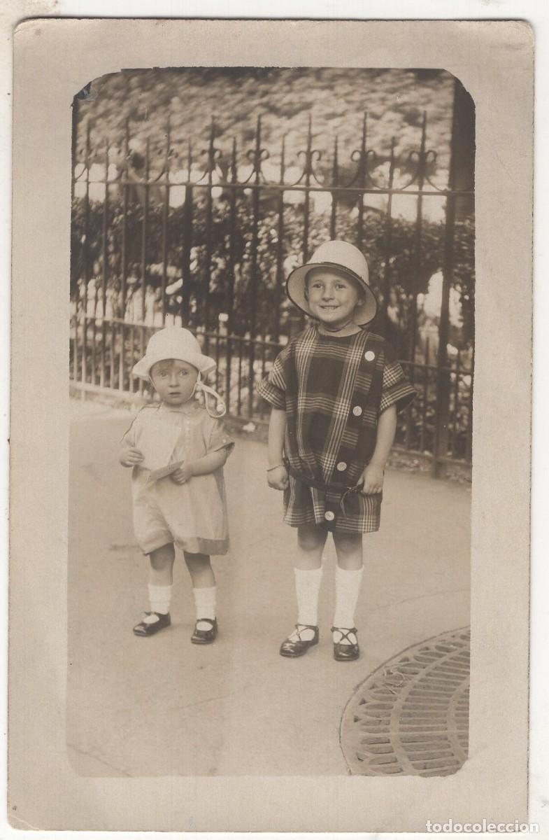 Fotograf&iacute;a antigua: CPA Foto joven y ni&ntilde;a elegante posando en la calle de una ciudad en 1925