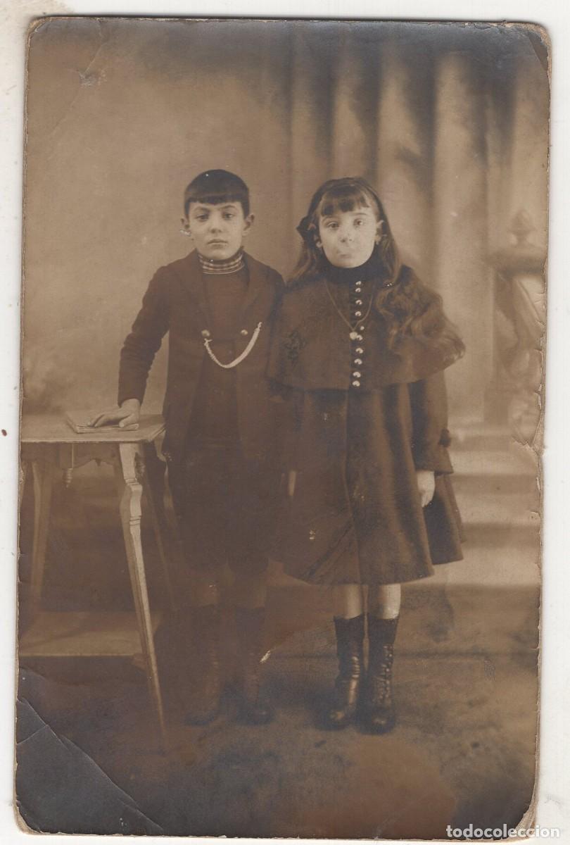 Fotograf&iacute;a antigua: CPA Foto chica joven elegante con un chico en estudio hacia 1910