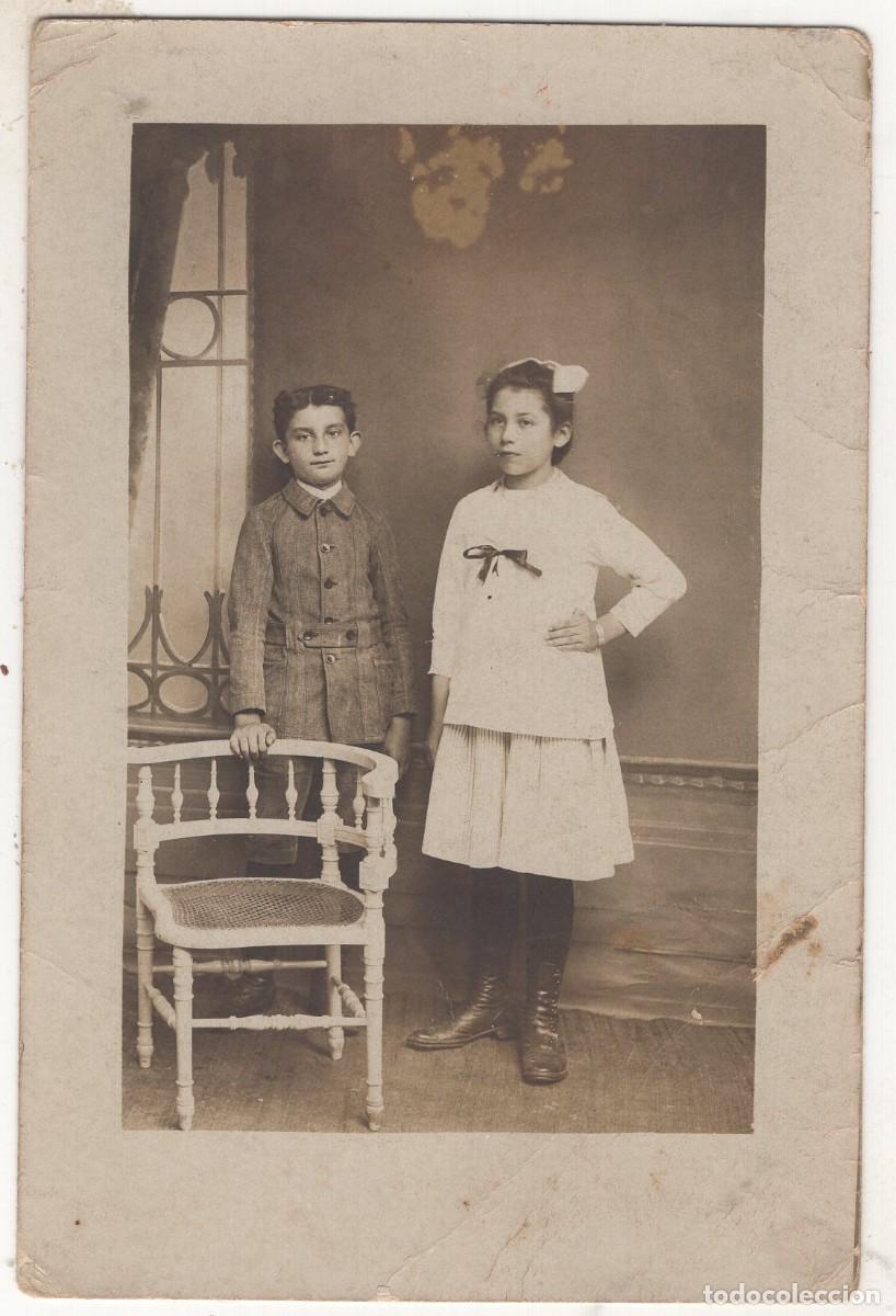 Fotograf&iacute;a antigua: CPA Foto chica elegante con un chico en estudio fotogr&aacute;fico hacia 1914