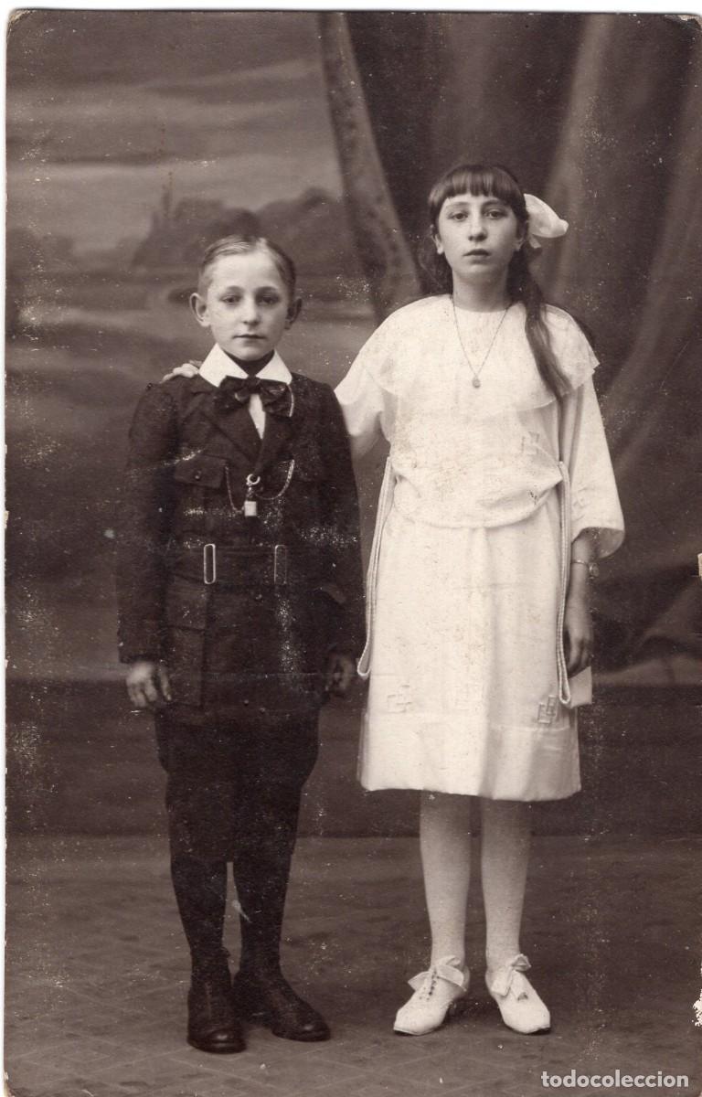 Fotograf&iacute;a antigua: CPA Foto chica elegante con un chico en estudio fotogr&aacute;fico hacia 1910
