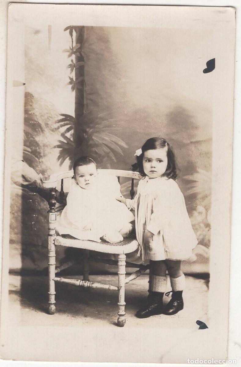 Fotograf&iacute;a antigua: CPA Foto ni&ntilde;a elegante con un beb&eacute; posando en estudio fotogr&aacute;fico