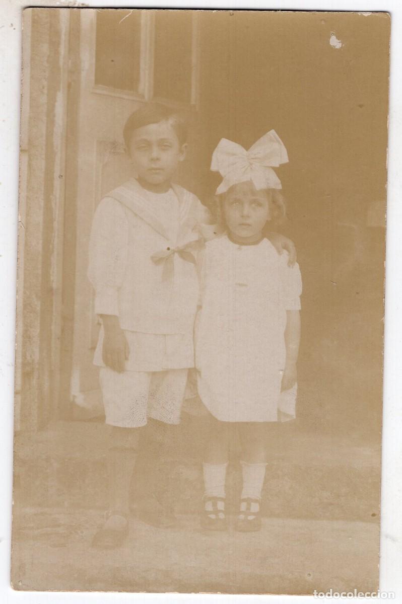 Fotograf&iacute;a antigua: CPA Foto ni&ntilde;a y ni&ntilde;o elegantes posando ante la entrada de su casa