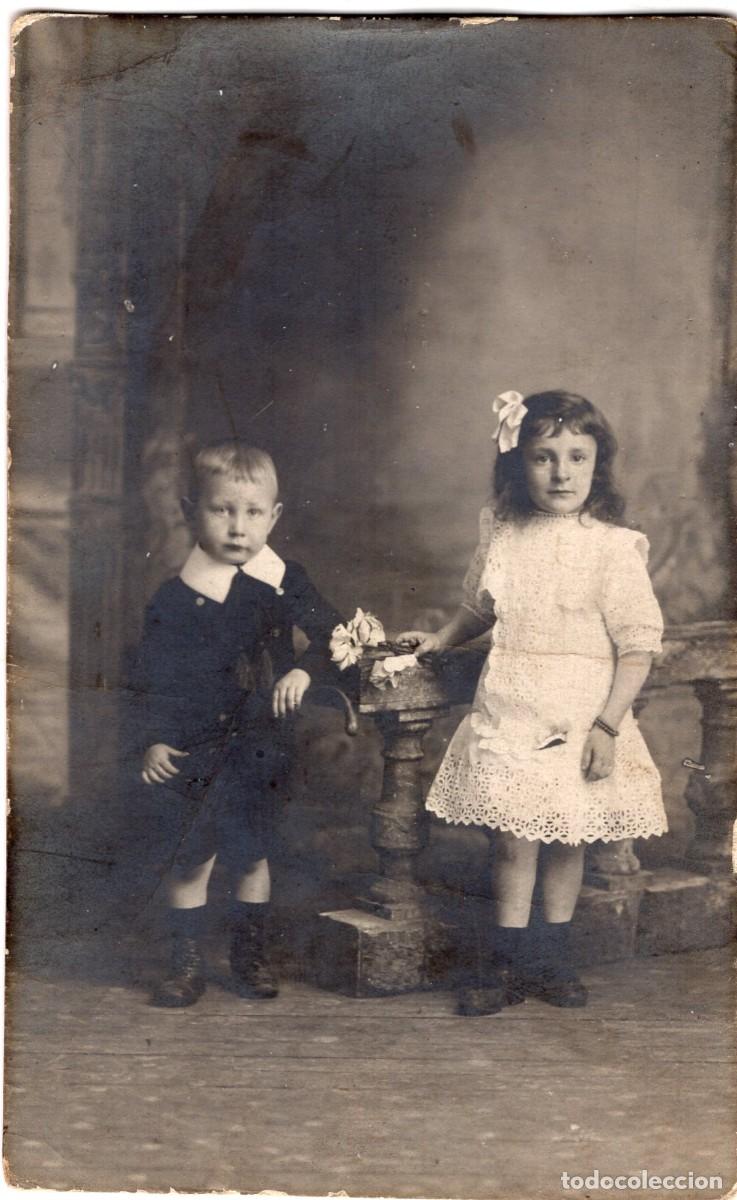 Fotograf&iacute;a antigua: CPA Foto ni&ntilde;a elegante con un ni&ntilde;o posando en estudio fotogr&aacute;fico
