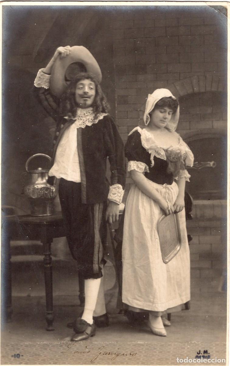 Fotograf&iacute;a antigua: CPA Foto pareja elegante disfrazada posando en decorado en estudio fotogr&aacute;fico