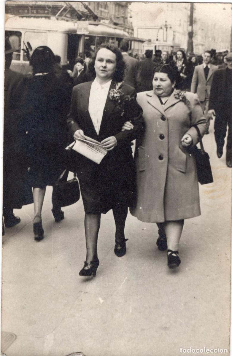 Fotograf&iacute;a antigua: CPA Foto Marsella 1940 elegantes paseando con tranv&iacute;a escena de calle