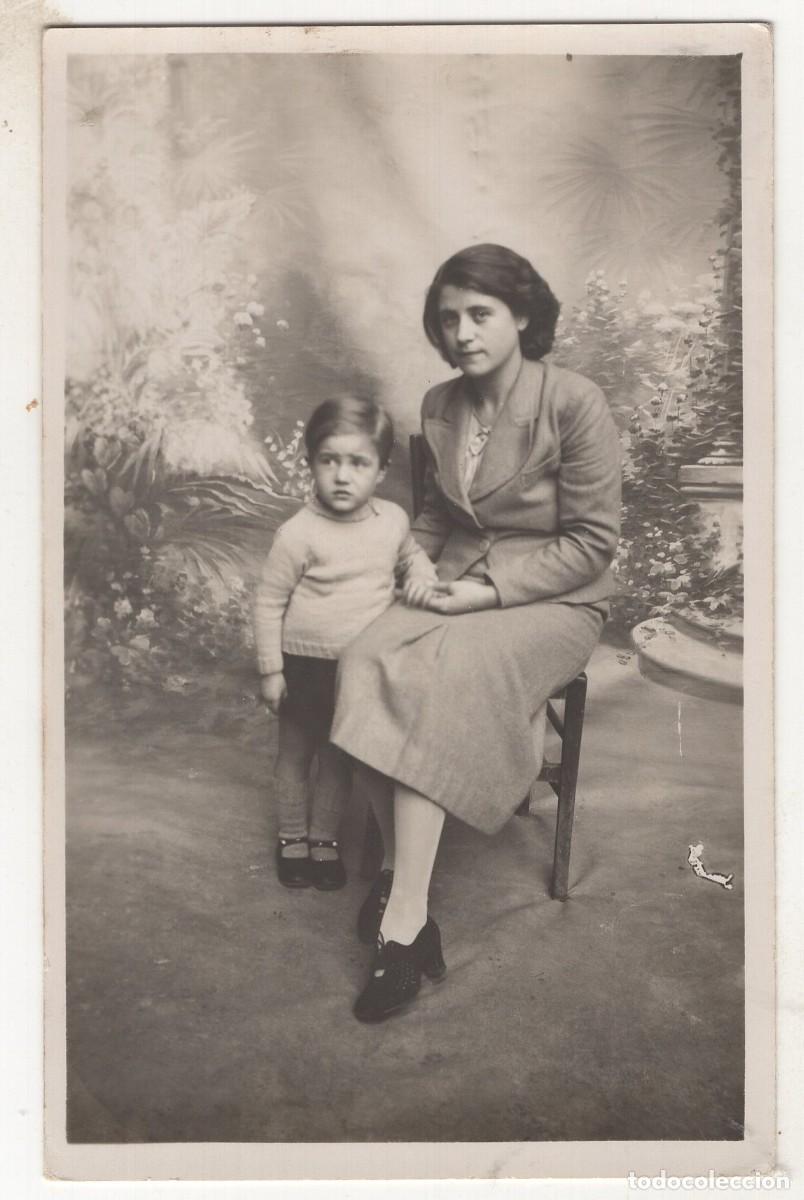 Fotograf&iacute;a antigua: CPA Foto chica elegante con un ni&ntilde;o posando en estudio fotogr&aacute;fico