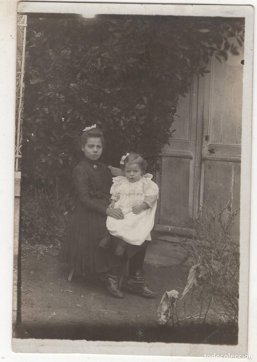 Fotograf&iacute;a antigua: CPA Foto chica elegante con una ni&ntilde;a ante su casa hacia 1915