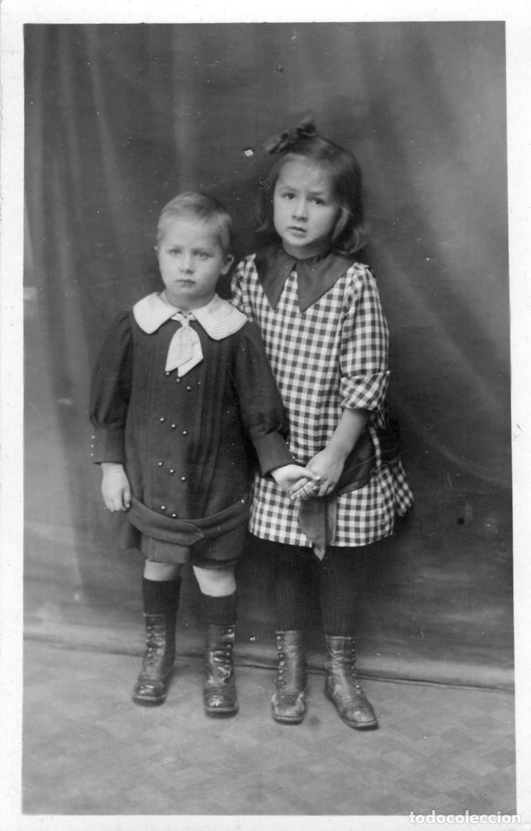 Fotograf&iacute;a antigua: CPA Foto ni&ntilde;a elegante con un ni&ntilde;o posando en estudio fotogr&aacute;fico