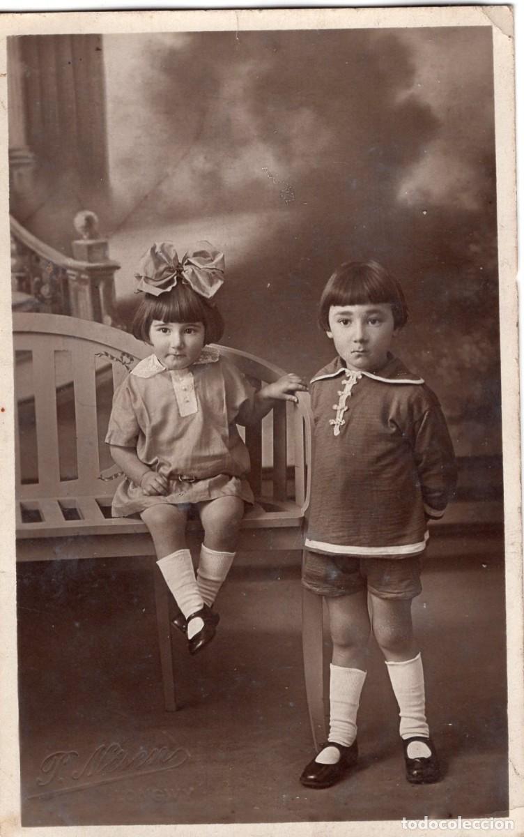 Fotograf&iacute;a antigua: CPA Foto ni&ntilde;o con una ni&ntilde;a posando en estudio fotogr&aacute;fico