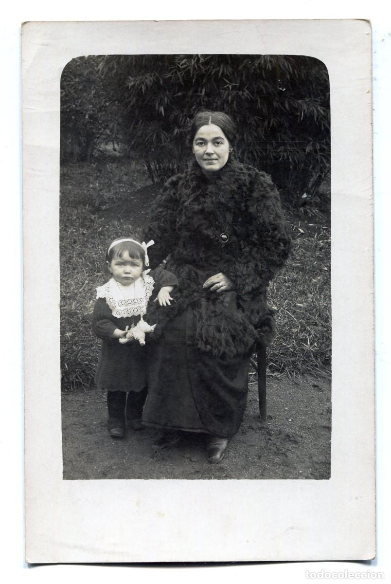 Fotograf&iacute;a antigua: CPA Foto mujer elegante con su hija peque&ntilde;a en su jard&iacute;n hacia 1915