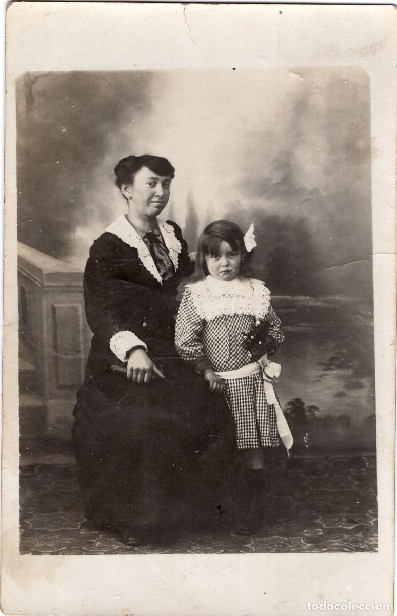 Fotograf&iacute;a antigua: CPA Foto mujer elegante con su hija peque&ntilde;a posando en estudio fotogr&aacute;fico