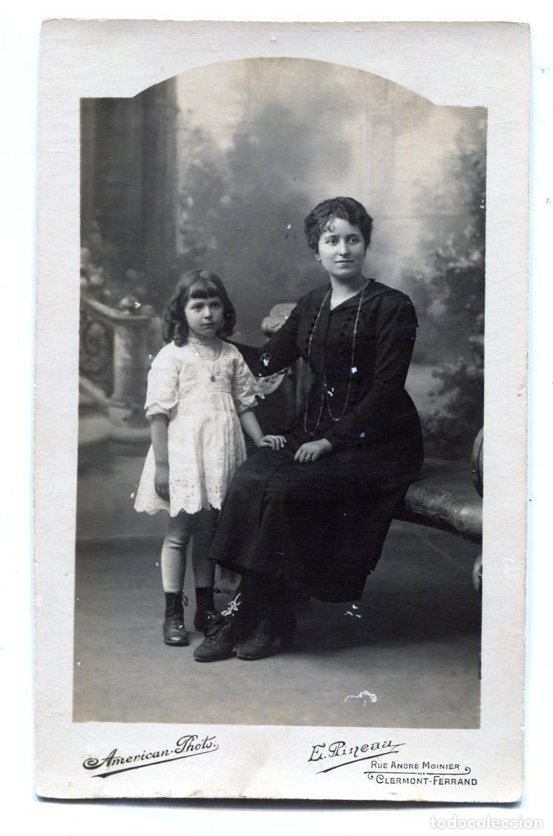 Fotograf&iacute;a antigua: CPA Foto mujer elegante con su hija peque&ntilde;a posando en estudio en Clermont-Ferrand