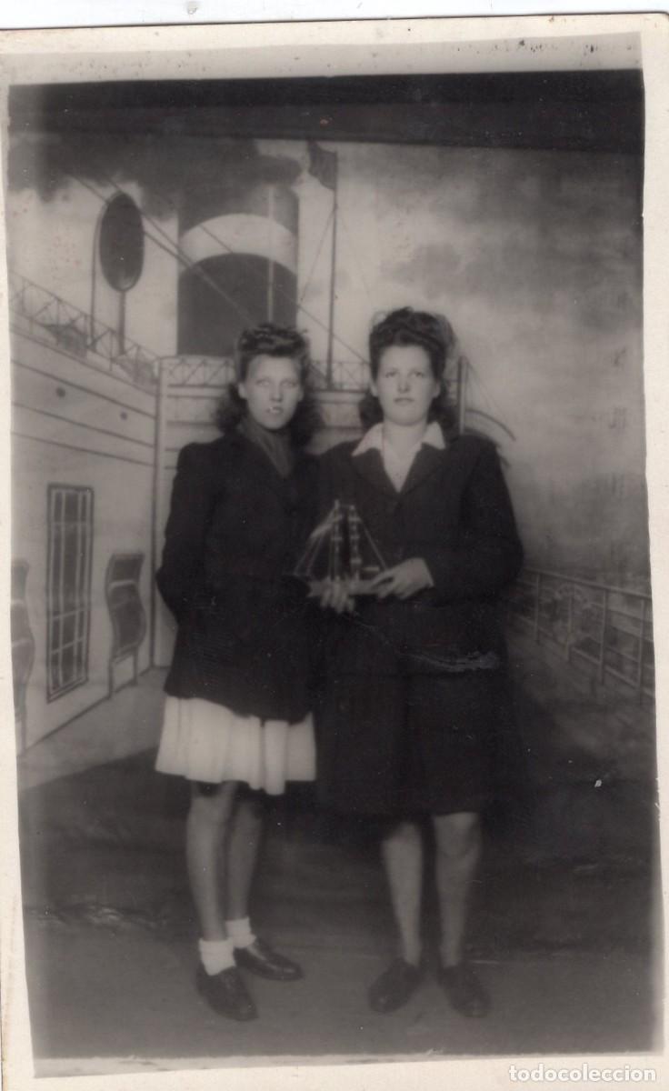 Fotograf&iacute;a antigua: CPA Foto dos mujeres elegantes posando con decorado de transatl&aacute;ntico en estudio