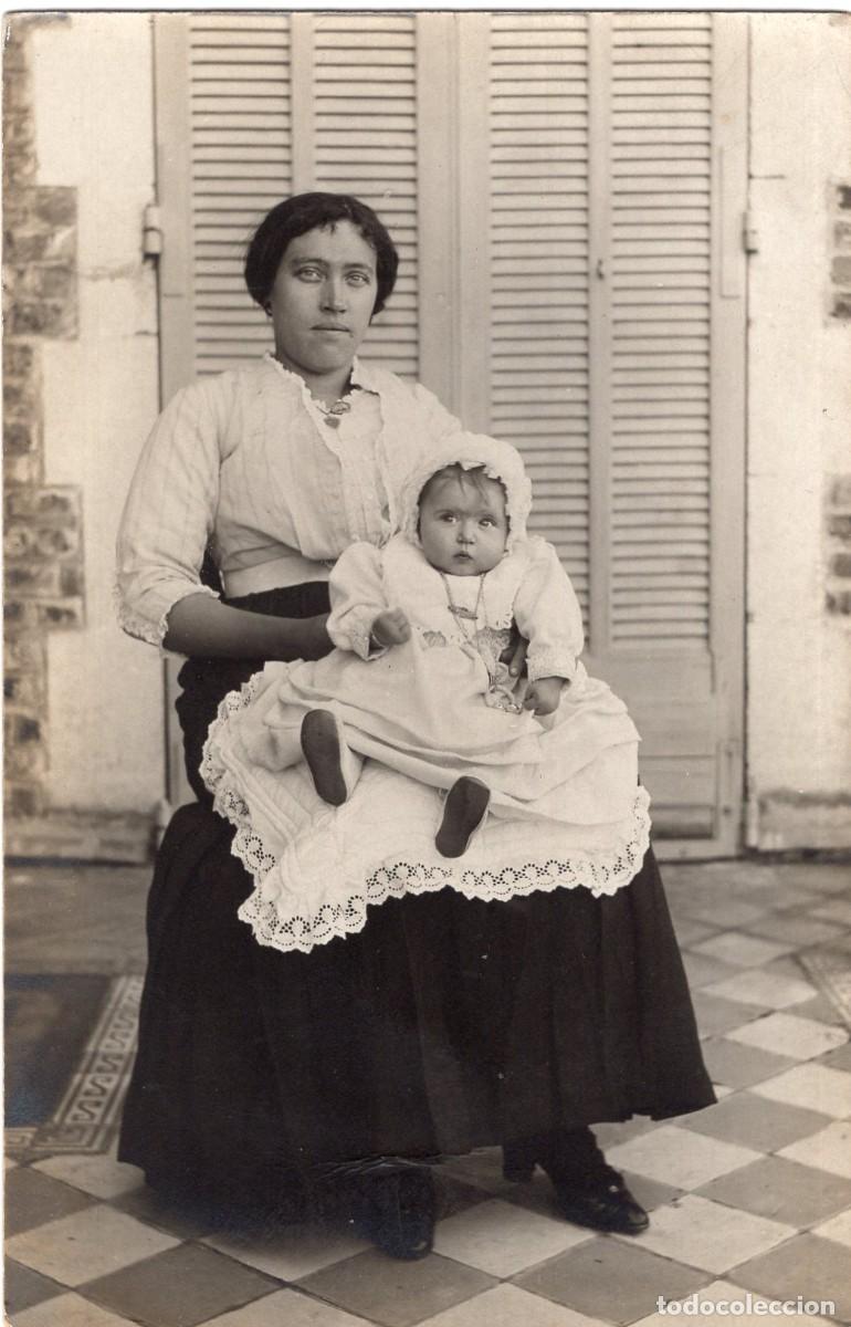 Fotograf&iacute;a antigua: CPA Foto mujer elegante con su beb&eacute; sentada ante su casa