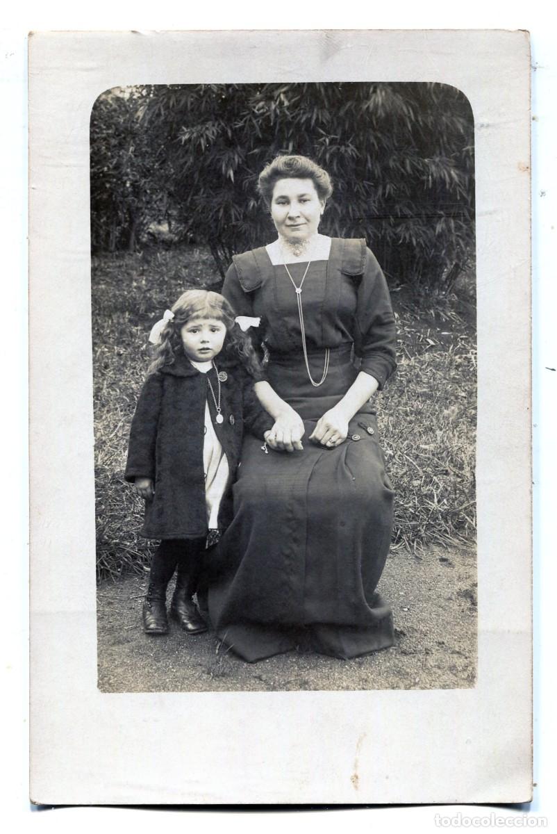 Fotograf&iacute;a antigua: CPA Foto mujer elegante con su hija peque&ntilde;a en su jard&iacute;n hacia 1915