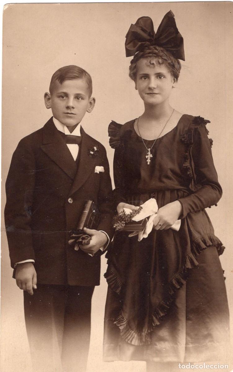 Fotograf&iacute;a antigua: CPA Foto mujer elegante con su hijo joven posando en estudio fotogr&aacute;fico en 1920