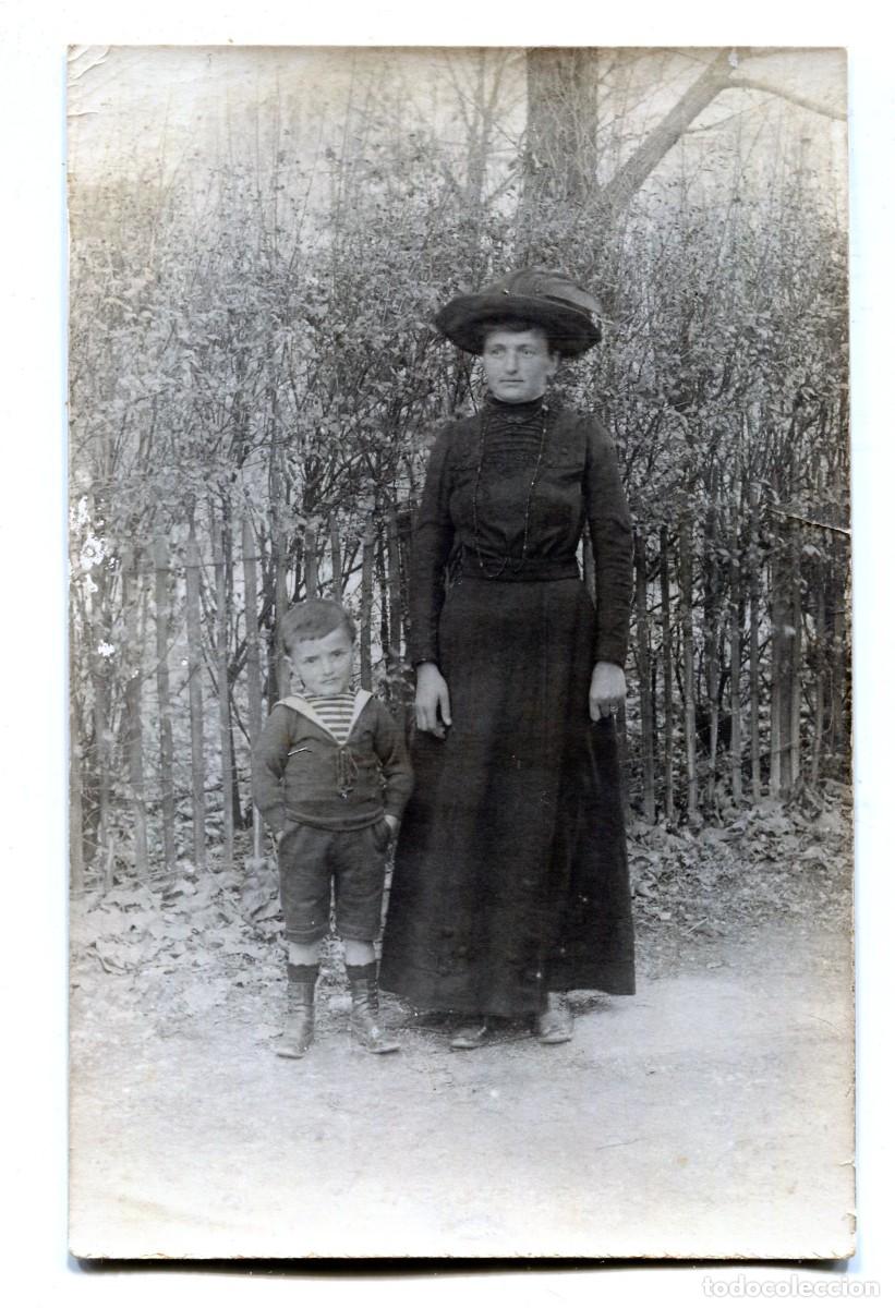Fotograf&iacute;a antigua: CPA Foto mujer elegante de luto con un ni&ntilde;o en su jard&iacute;n hacia 1915