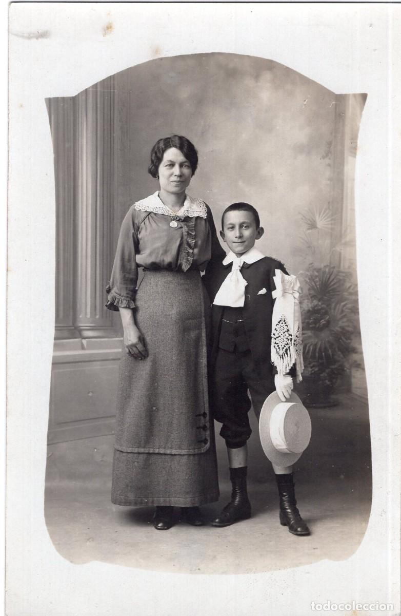 Fotograf&iacute;a antigua: CPA Foto mujer elegante con su hijo joven posando en estudio fotogr&aacute;fico