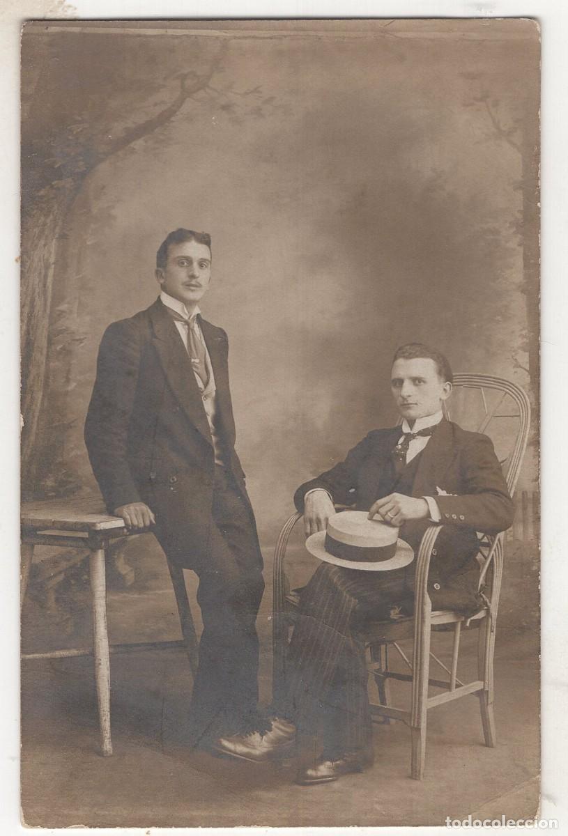 Fotograf&iacute;a antigua: CPA Foto dos hombres elegantes posando en estudio fotogr&aacute;fico hacia 1910