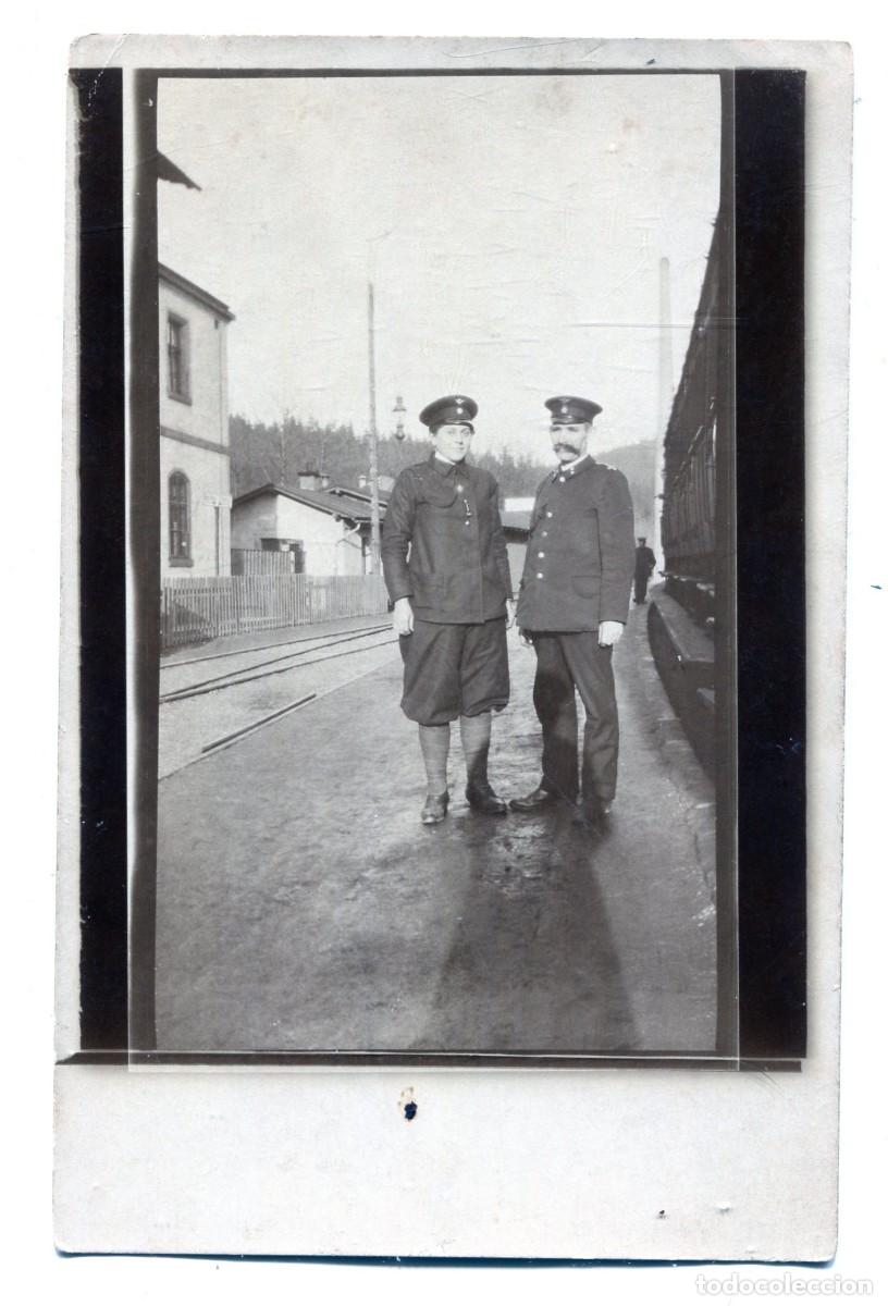 Fotograf&iacute;a antigua: CPA Foto jefes de estaci&oacute;n hombre y mujer posando en el and&eacute;n hacia 1920