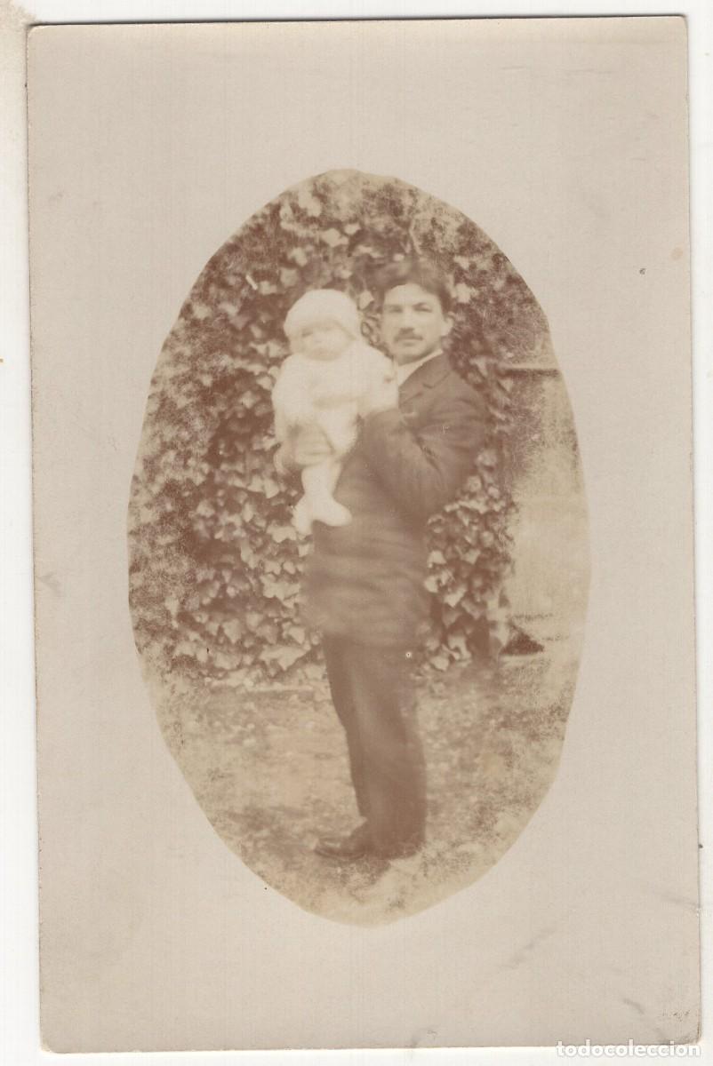 Fotograf&iacute;a antigua: CPA Foto hombre elegante con un beb&eacute; en brazos en su jard&iacute;n hacia 1920