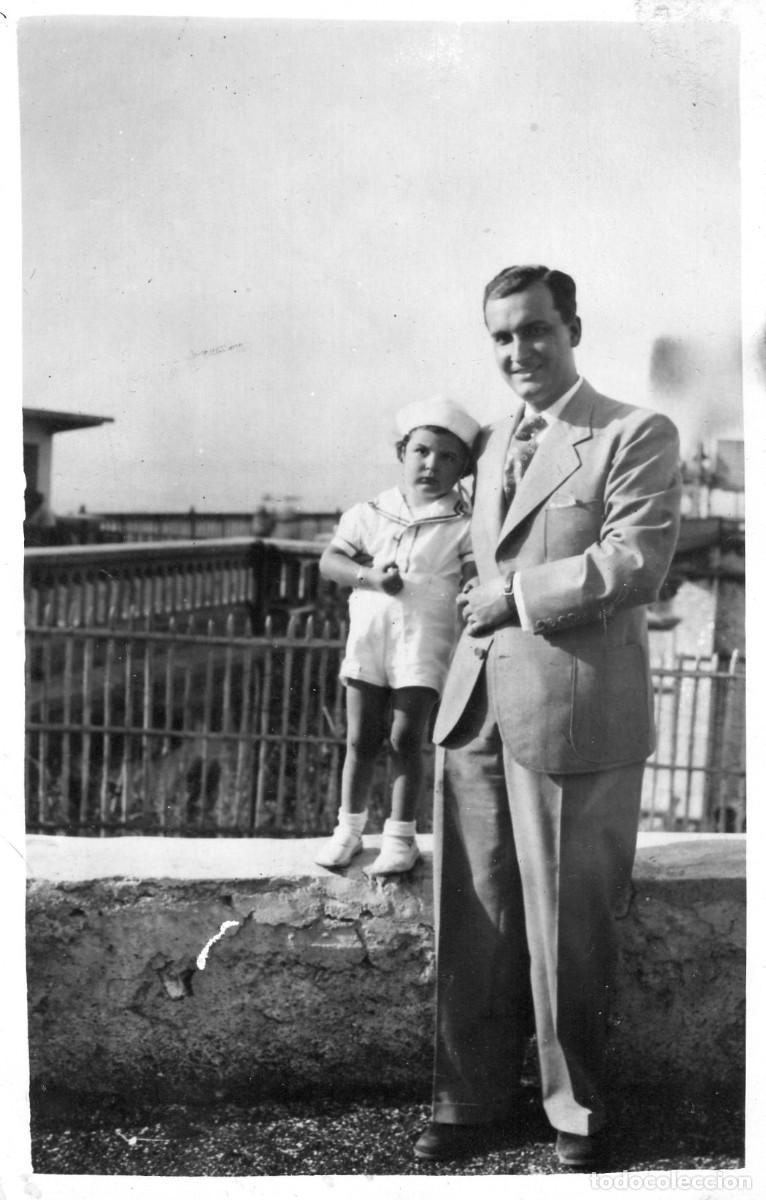 Fotograf&iacute;a antigua: CPA Foto hombre elegante con un ni&ntilde;o peque&ntilde;o posando en su jard&iacute;n