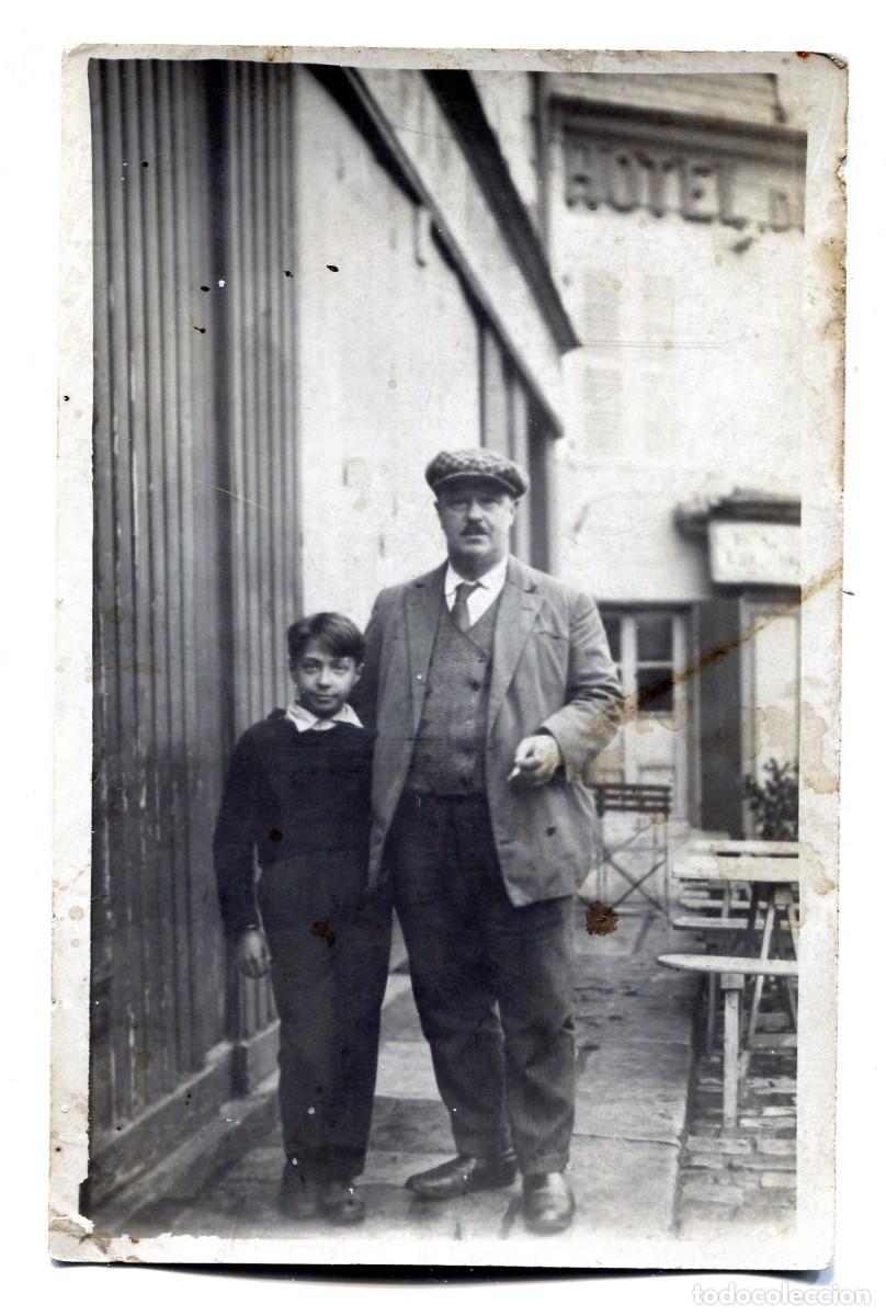 Fotograf&iacute;a antigua: CPA Foto hombre con su ni&ntilde;o posando ante un hotel en una ciudad hacia 1930