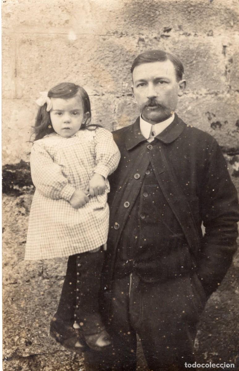 Fotograf&iacute;a antigua: CPA Foto hombre elegante con su hija peque&ntilde;a en el patio de su casa hacia 1915