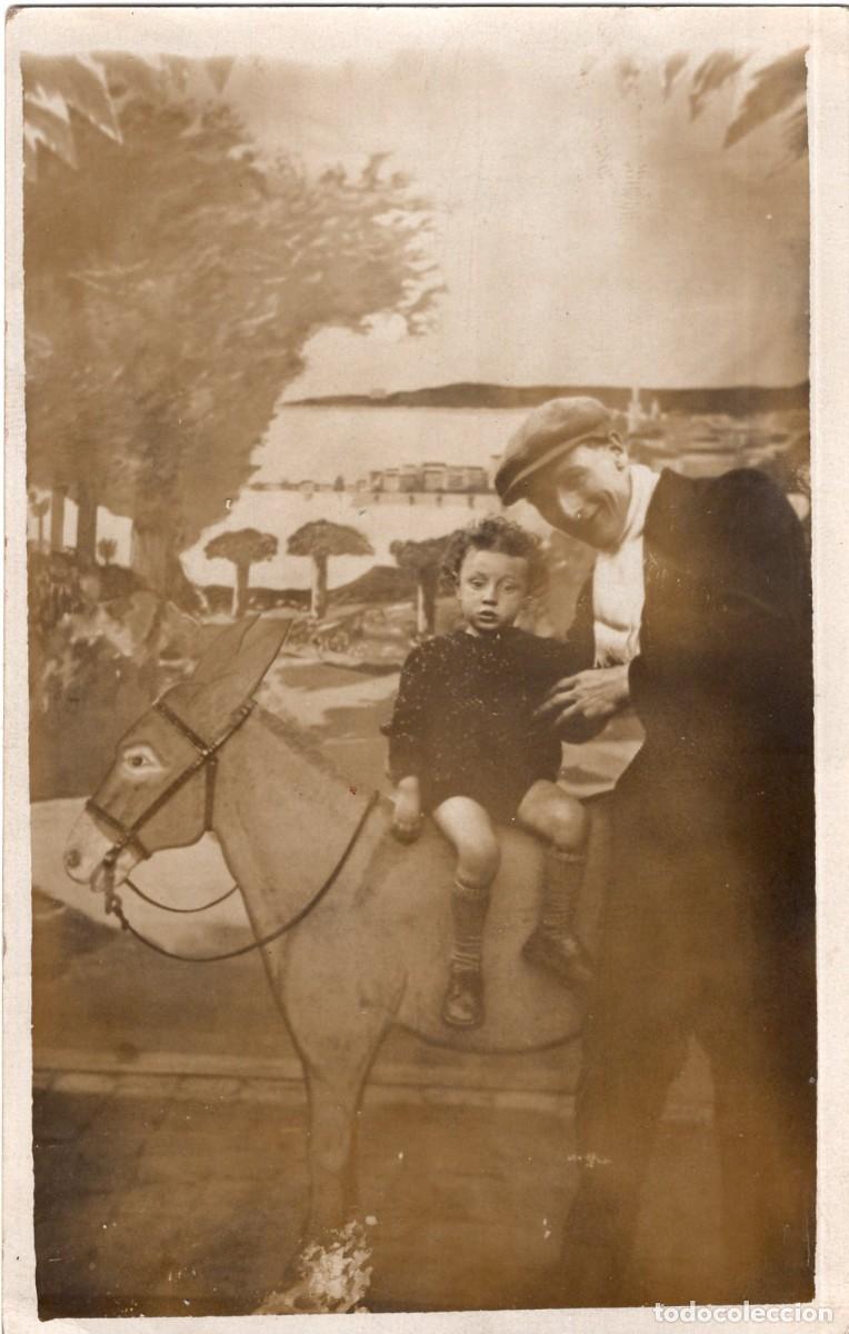 Fotograf&iacute;a antigua: CPA Foto hombre con ni&ntilde;o posando en decorado de campo en estudio fotogr&aacute;fico