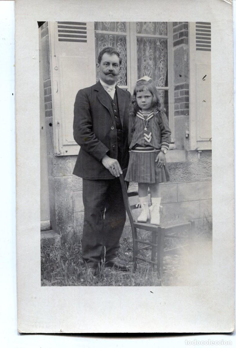 Fotograf&iacute;a antigua: CPA Foto hombre elegante con su hija peque&ntilde;a elegante ante su casa hacia 1920