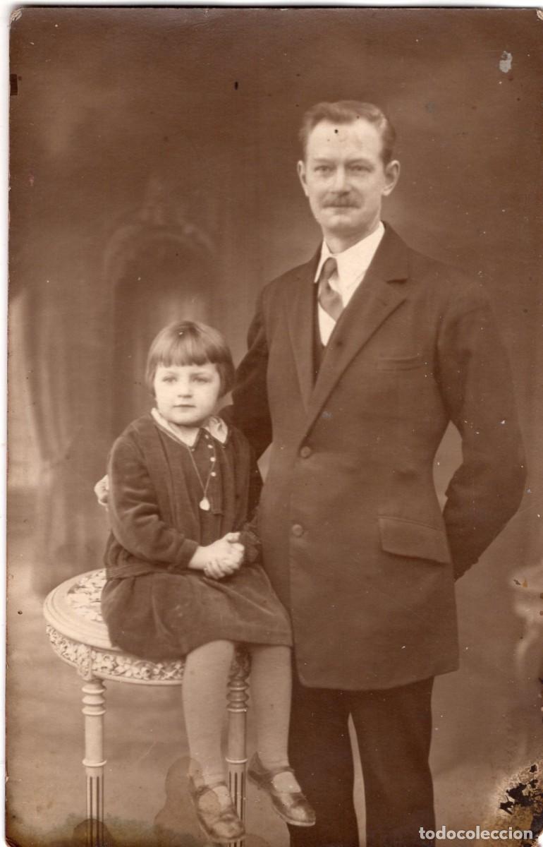 Fotograf&iacute;a antigua: CPA Foto hombre elegante con su hija joven posando en estudio fotogr&aacute;fico