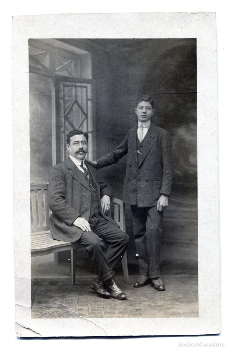 Fotograf&iacute;a antigua: CPA Foto hombre elegante con su hijo joven posando en estudio hacia 1910
