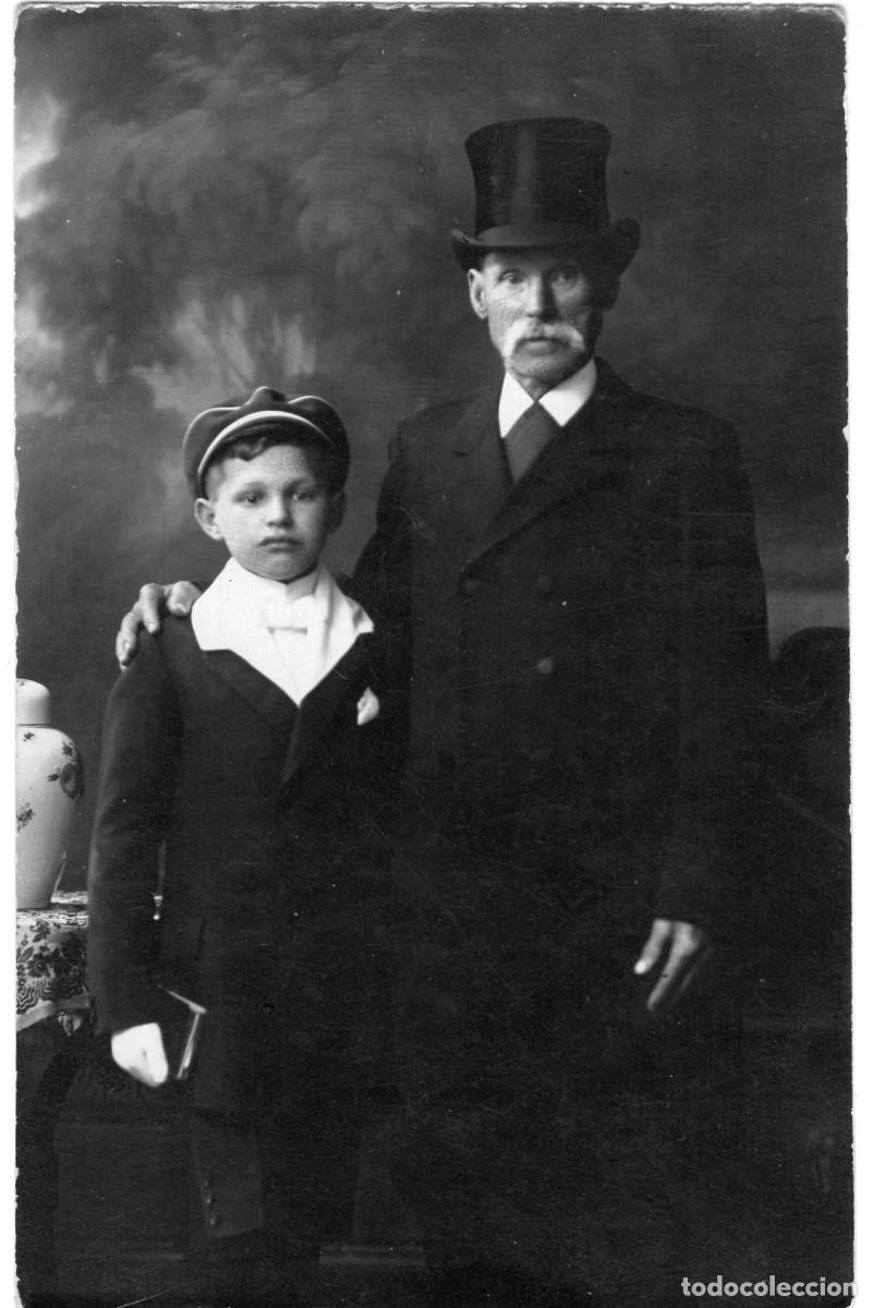 Fotograf&iacute;a antigua: CPA Foto hombre elegante con un chico joven de uniforme hacia 1910