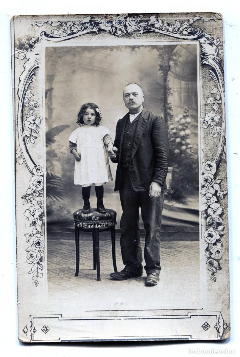 Fotograf&iacute;a antigua: CPA Foto hombre elegante con ni&ntilde;a posando en estudio el 13 de julio 1916