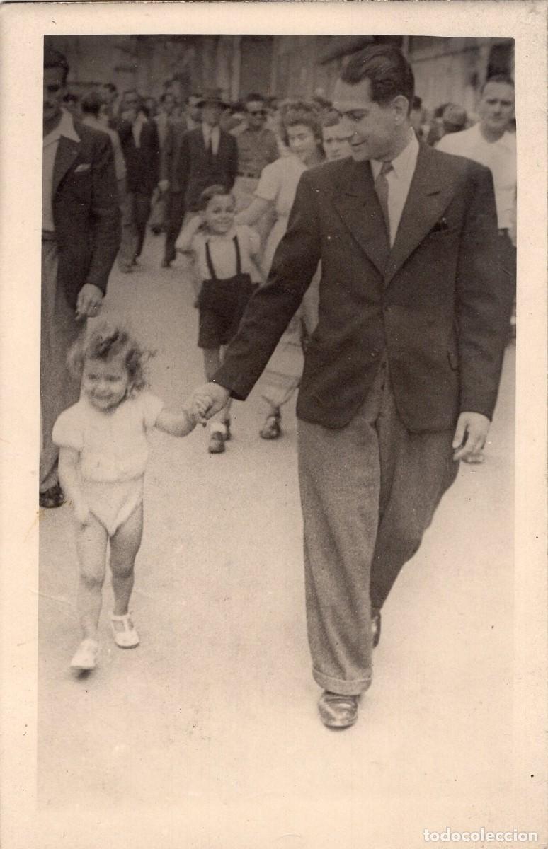 Fotograf&iacute;a antigua: CPA Foto hombre elegante con una ni&ntilde;a paseando por una ciudad