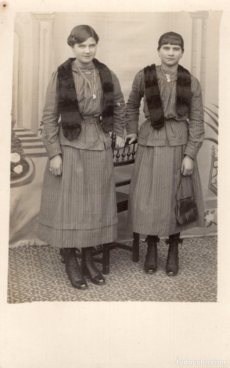 Fotograf&iacute;a antigua: CPA Foto original 1910 chicas j&oacute;venes con vestidos de rayas y botines