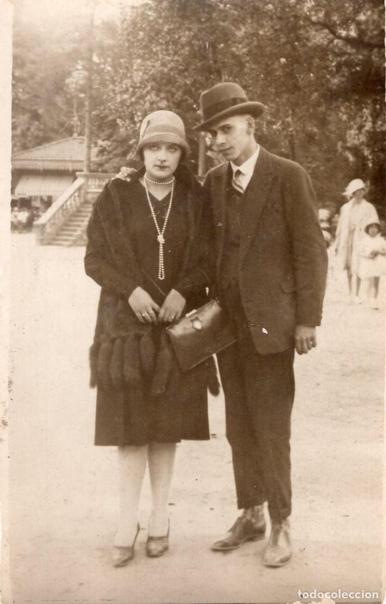 Fotograf&iacute;a antigua: CPA Foto mujer joven elegante con un joven en una ciudad hacia 1920