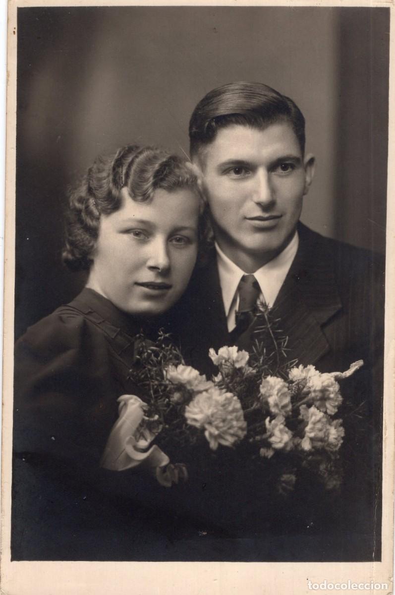 Fotograf&iacute;a antigua: CPA Photo d'une jeune femme &eacute;l&eacute;gante avec un jeune homme posant dans un studio photo