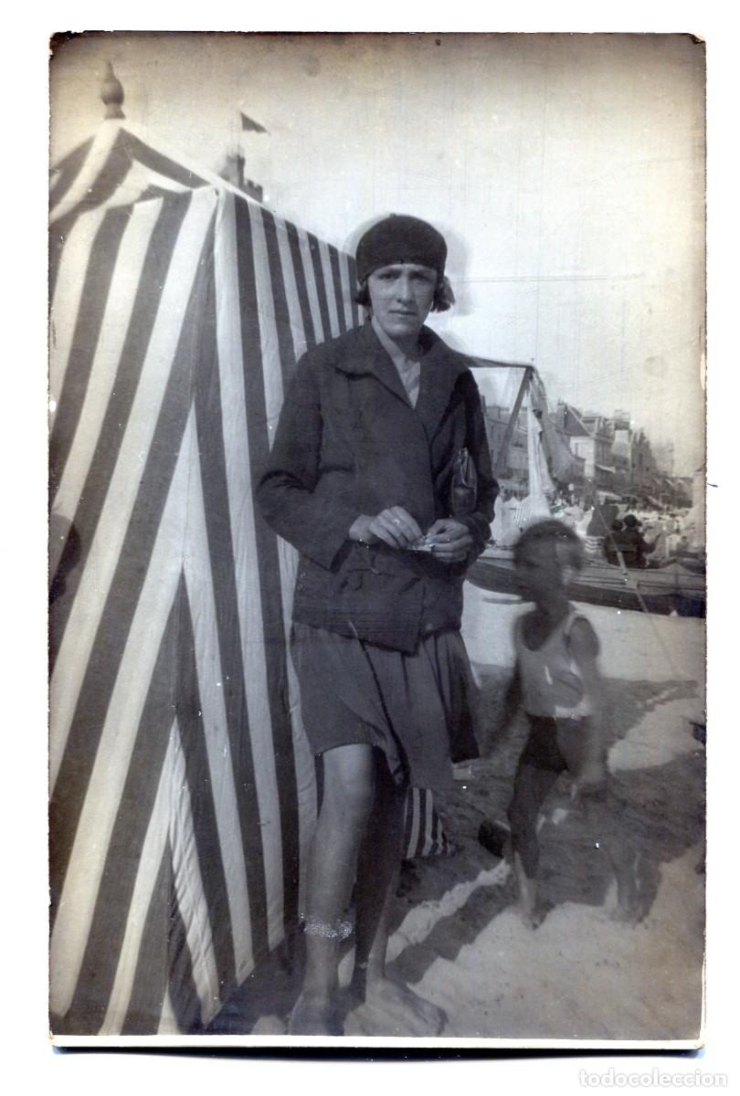 Fotograf&iacute;a antigua: CPA Foto mujer elegante con un ni&ntilde;o peque&ntilde;o en la playa hacia 1930