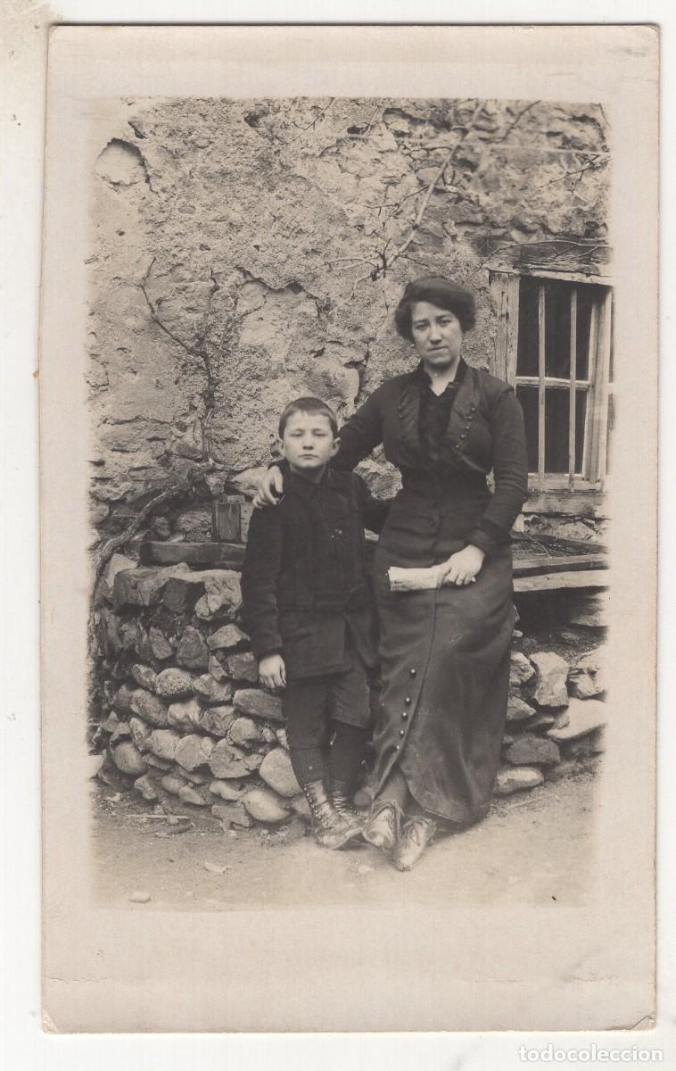 Fotograf&iacute;a antigua: CPA Foto mujer elegante con su hijo en el patio de su casa en Paulhaguet 8 julio 1915