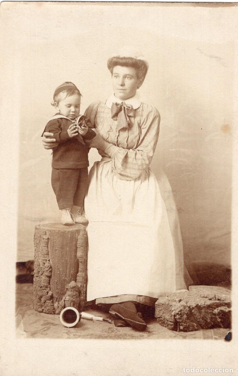 Fotograf&iacute;a antigua: CPA Foto mujer ni&ntilde;era con un ni&ntilde;o posando en estudio fotogr&aacute;fico