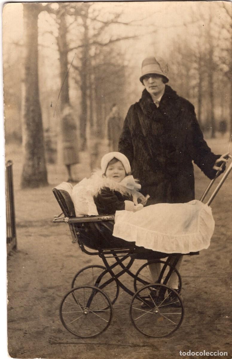 Fotograf&iacute;a antigua: CPA Foto mujer elegante con su hija sentada en su cochecito en un parque hacia 1930
